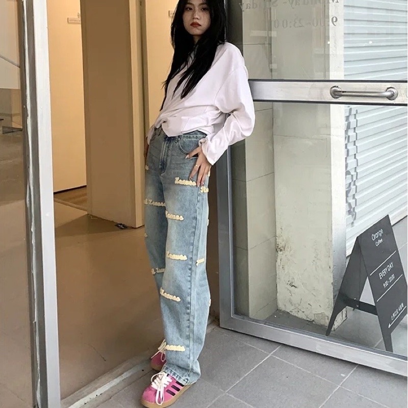 Quần jean lưng cao ống rộng thêu chữ màu trắng phong cách ullzang
