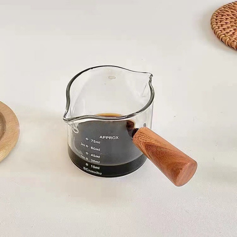 Ly thủy tinh mini đong cà phê tay cầm gỗ miệng rót đôi có chia vạch dung tích 100ml cửa hàng Ecruhome