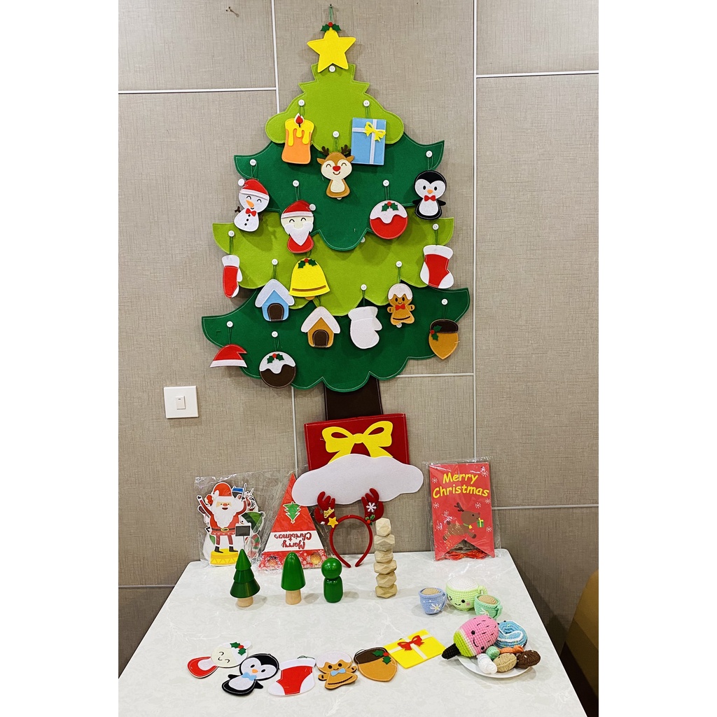 Cây thông 2023 treo tường dán cửa kính giáng sinh trang trí noel vải nỉ cao cấp 32 chi tiết kèm đèn led lung linh cho bé