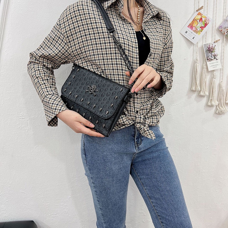 Túi Đeo Chéo Hình Vuông Nhỏ Đính Đinh Tán Phối Dây Đeo Sợi Xích Phong Cách Cổ Điển Thời Trang Cho Nữ