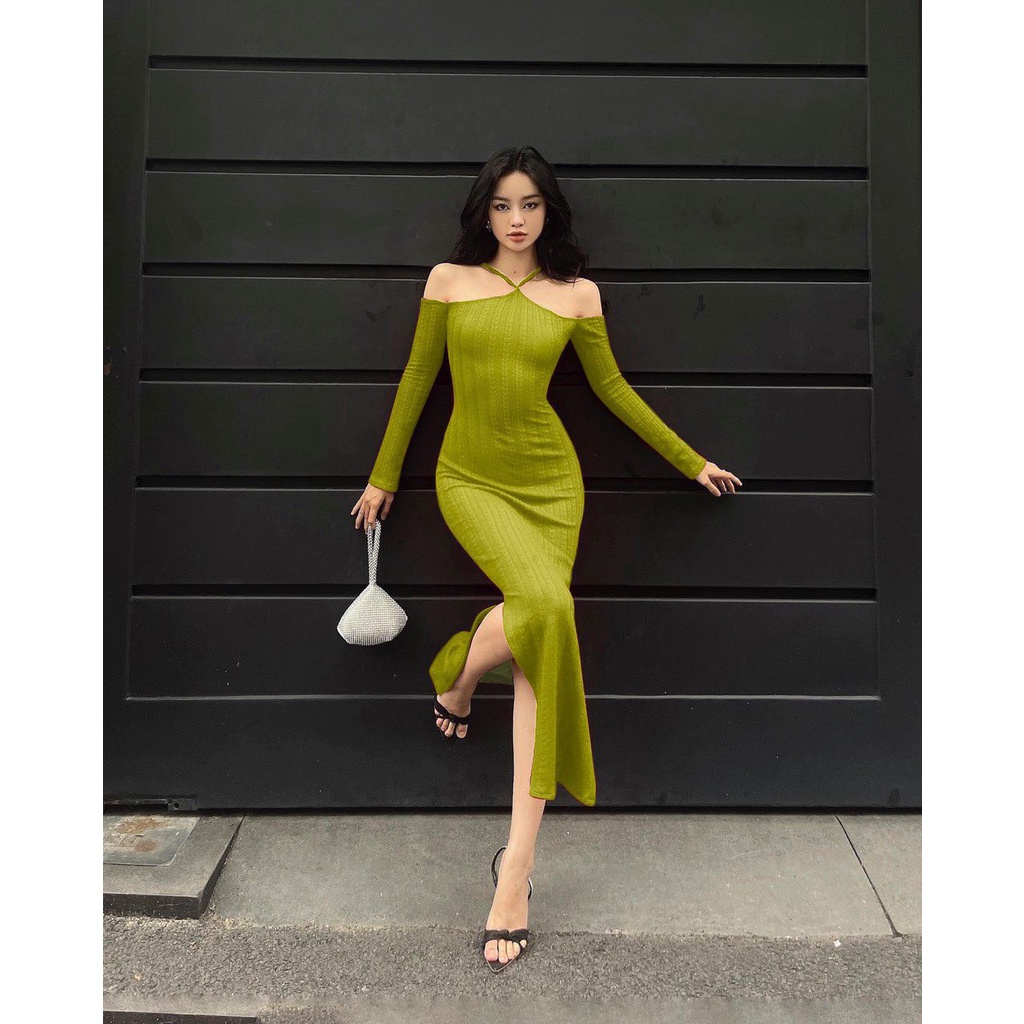Đầm yếm xốp trễ vai tay dài rớt ôm body xẻ tà 2 bên dáng dài cực hot , chất thun xốp dày dặn