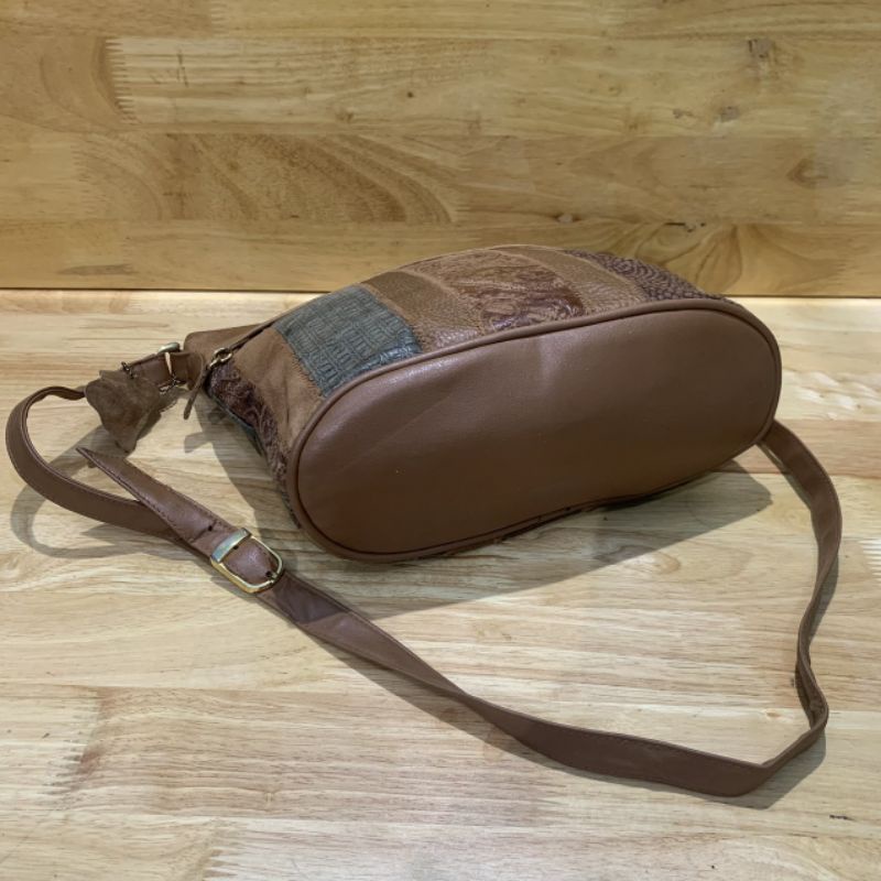 Túi đeo chéo nữ hoa văn da thật secondhand  18211122