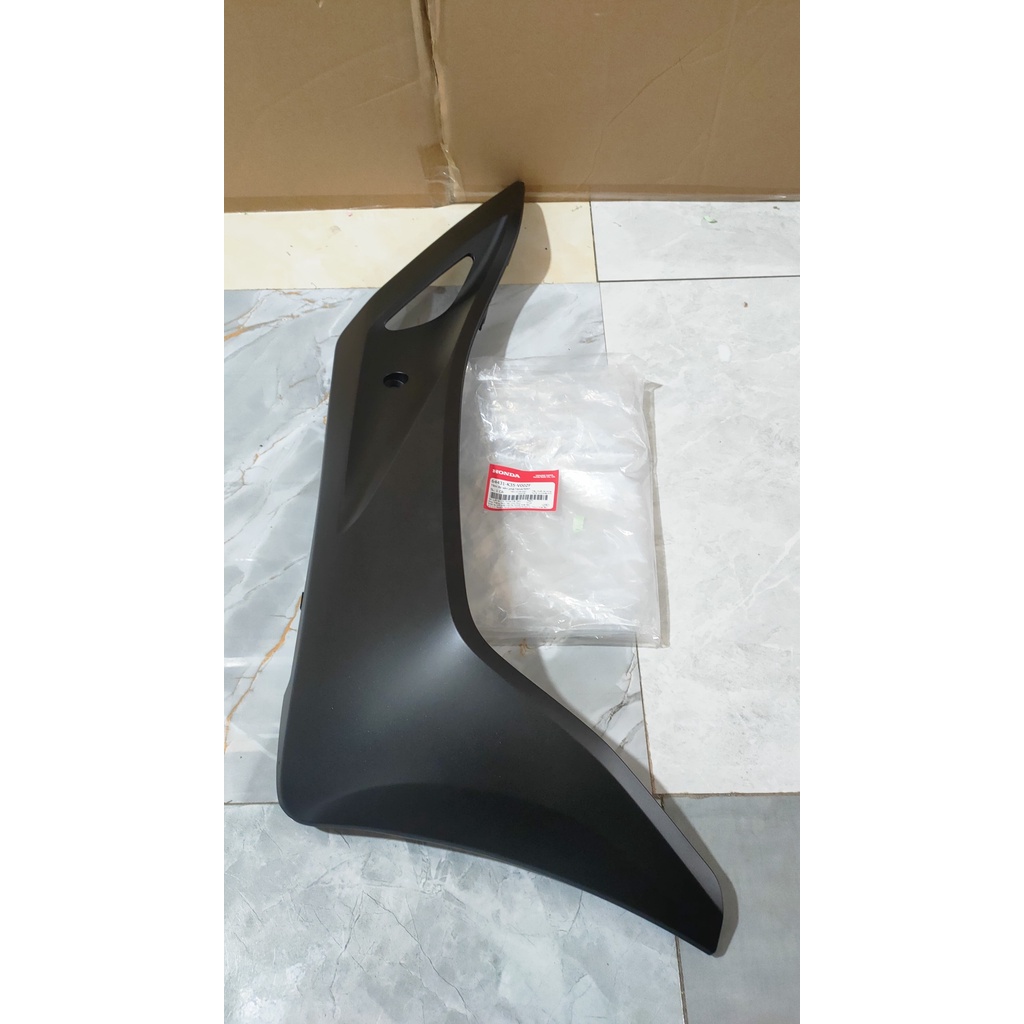 Tấm ốp sàn bên phải - thanh cạnh HONDA PCX 125 năm 2014-2015 màu Đen nhám. *NHA76M*