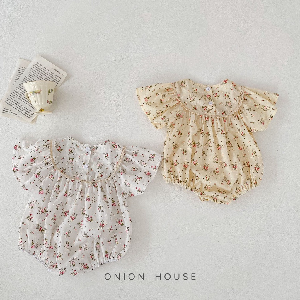 Bộ đồ liền thân trắng vàng hoa nhí tay cánh tiên viền ngực bé gái