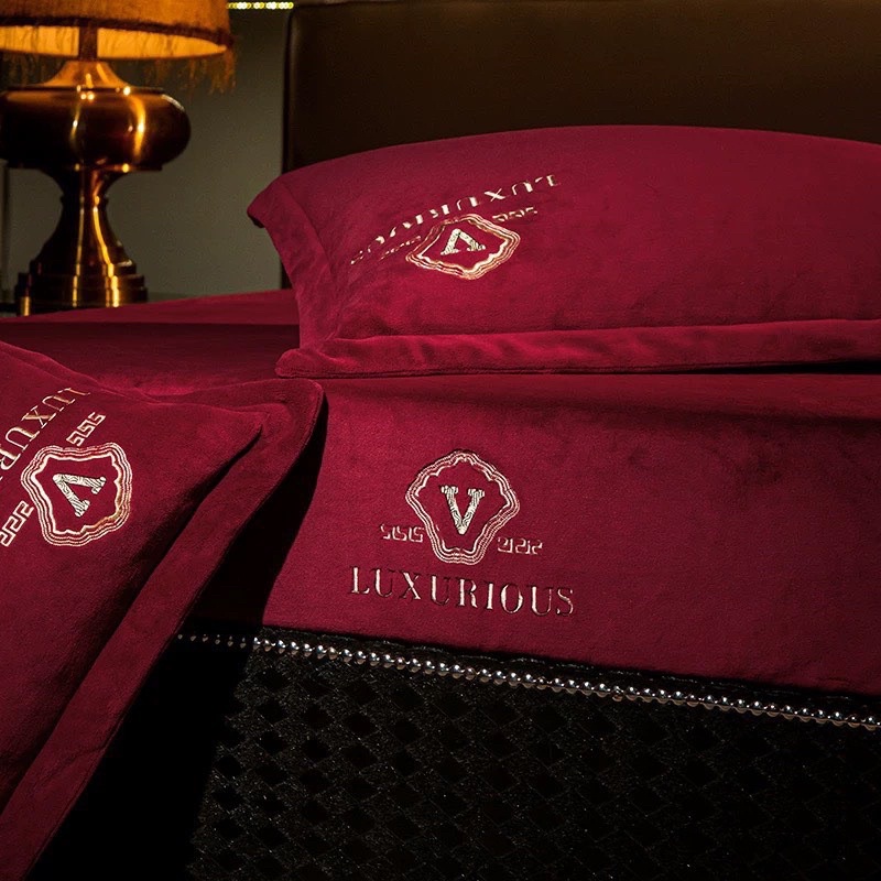 Bộ ga và 2 vỏ gối Nỉ Tuyết Sữa mềm mại cao cấp thêu Luxurious đơn giản, sang trọng mẫu 2023