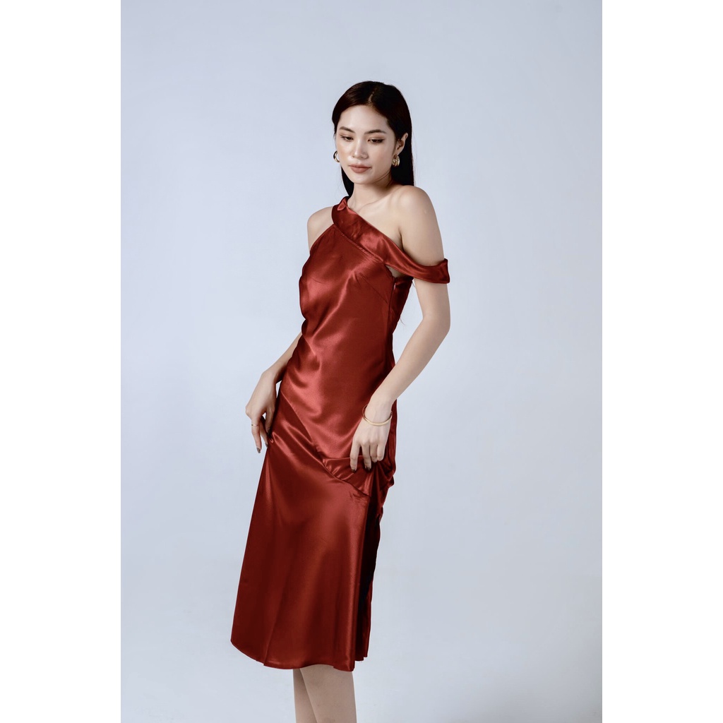 Đầm lụa satin dáng vai chéo cách điệu một bên vai, kín đáo độ dài vừa phải