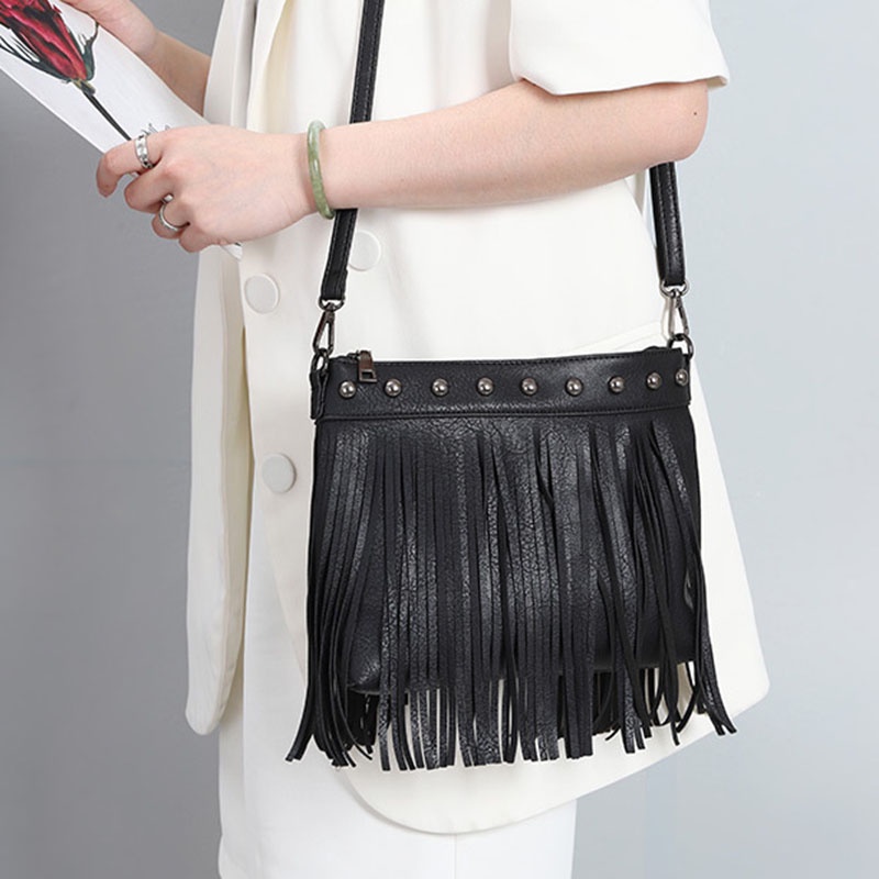 Túi Đeo Chéo Bằng Da Mềm Đính Đinh Tán Tua Rua Thời Trang Cho Nữ