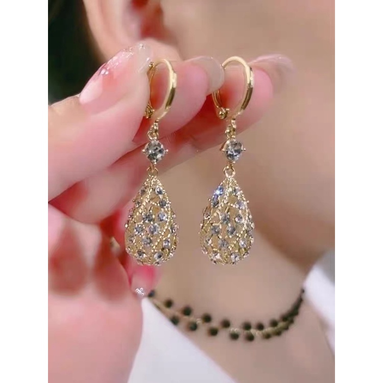 Khuyên Tai Hình Giọt Nước Rỗng Đính Kim Cương Giả Phong Cách Thu Đông Mới Thanh Lịch Cho Nữ
