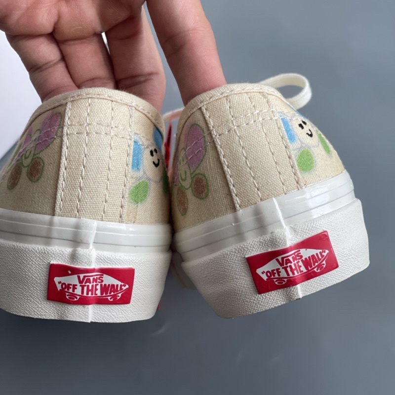 Giày thể thao hoạ tiết caro và hoa