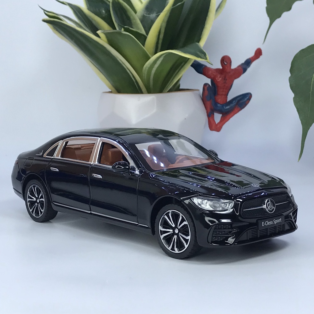 Mô hình xe Mercedes-Benz E300L tỷ lệ 1:24 bằng kim loại mẫu Sedan hạng sang