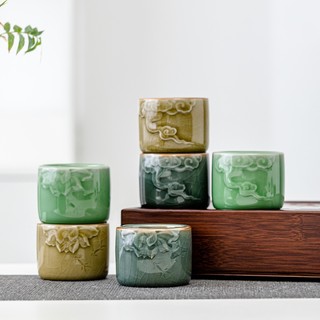 Tách uống trà bằng gốm sứ họa tiết hình ngón tay độc đáo
