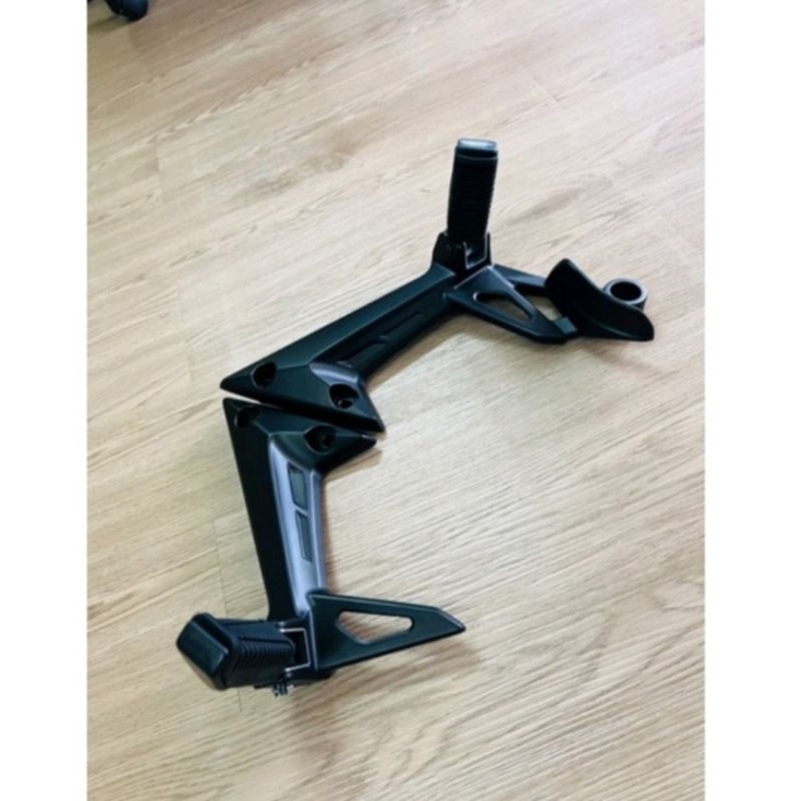 Gác chân sau kèm cao su Exciter 2005-2010. Hàng zin chính hãng