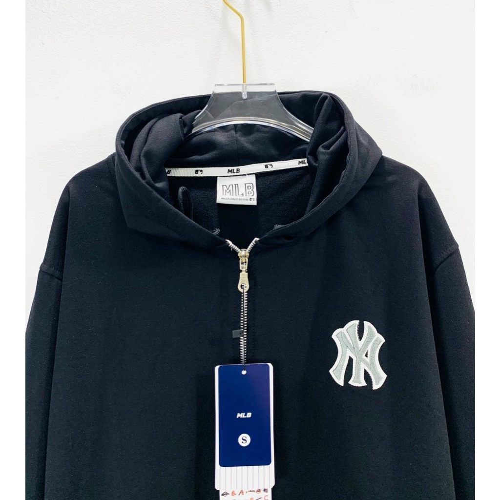 Áo Khoác Chất Nỉ Da Cá In Logo Monogram Màu Đen/Trắng Có Mũ Và Khóa Zip Hot Trend Dn.Storevnxk