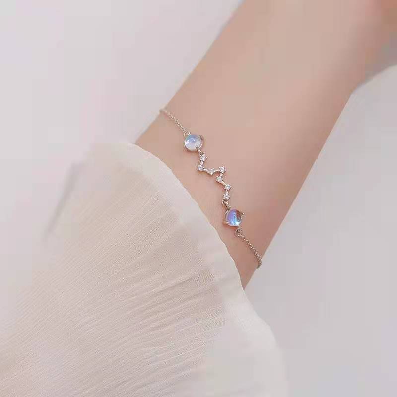 Chiếc Nhẫn đang mặc một thiết kế sành Điệu đơn giản cho phụ nữ.