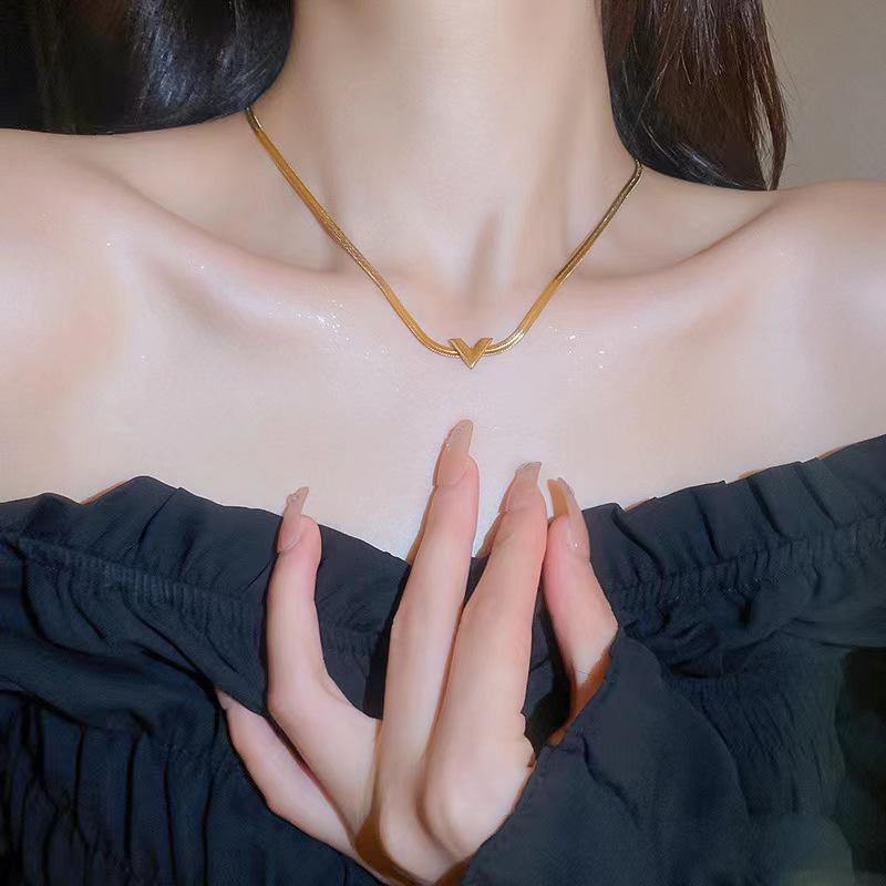 Vòng cổ Thép Titan Mạ Vàng 18K Mặt Chữ V Thời Trang
