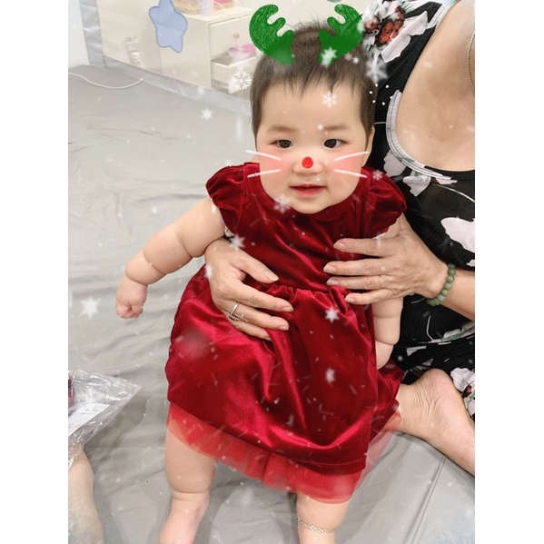 Đầm đỏ nhung tay bồng H&M.