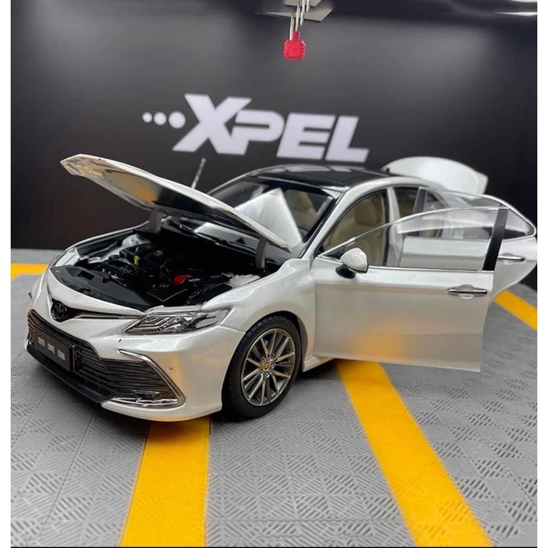 Mô hình xe Toyota Camry 2021 1:18 Paudi