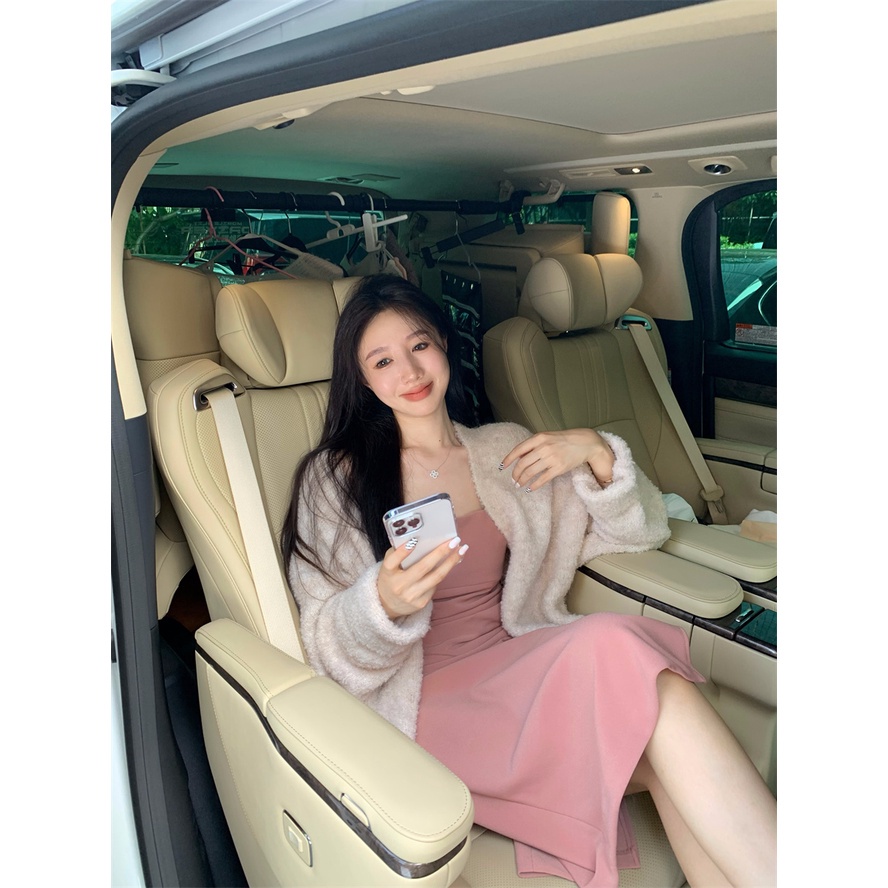 Set áo khoác len cardigan không khuy dáng dài+ Váy hai dây màu hồng sang trọng