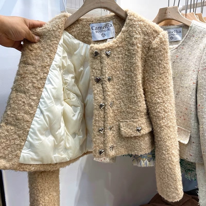 Áo khoác dạ lông cừu cúc tim vàng