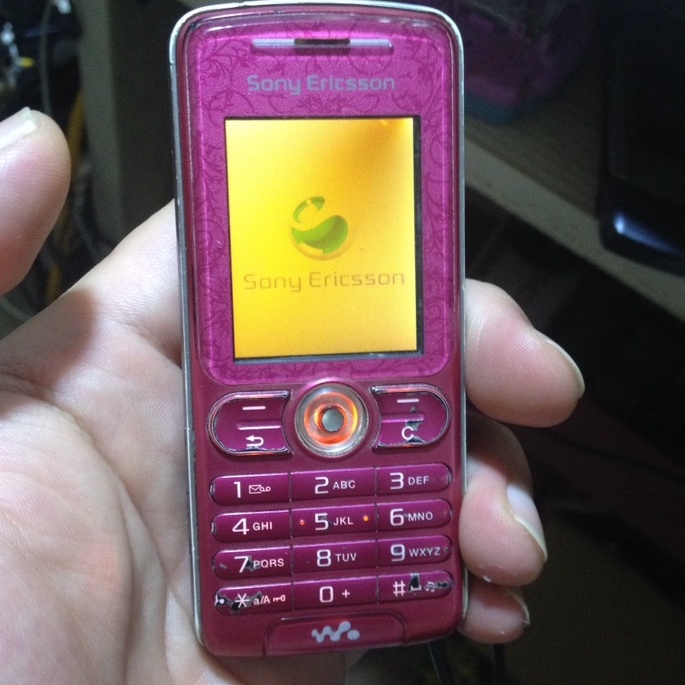 Xác SONY W200i màn ám vàng, máy bị mật khẩu, không bin