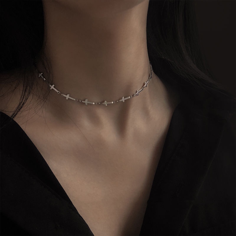Vòng cổ Choker Mặt Thánh Giá Màu Đen Và Bạc Thời Trang