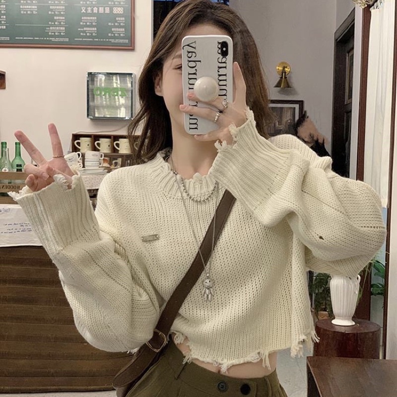 Áo Len Nữ Dáng Croptop Cut-Out Tua Rua Đính Tag Kim Loại Cá Tính Mẫu 2022