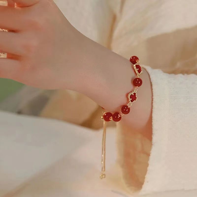 Vòng Tay Cỏ Bốn Lá May Mắn Màu Đỏ Không Phai Màu Phong Cách Niche Màu Trắng Kiểu Mới Dành Cho Bạn Nữ Lớp 11 / 7