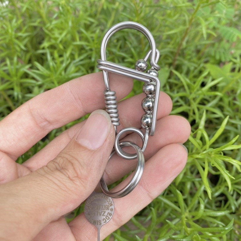 Móc khoá inox 304 1 đường đơn giản phối bi inox tặng kèm cây chọc sim