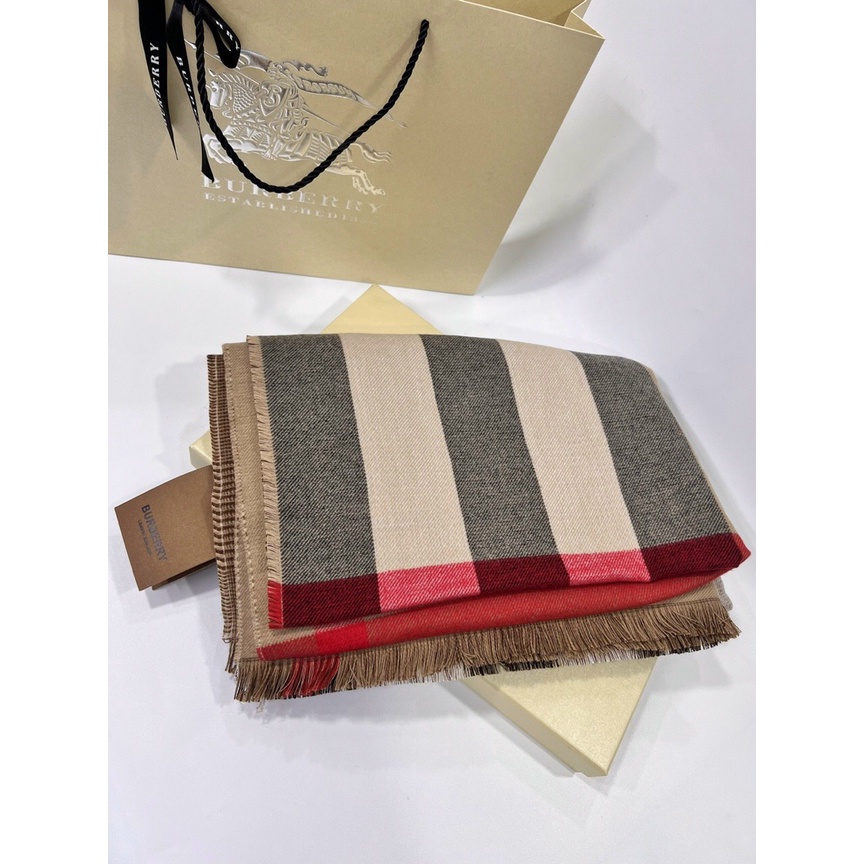 Khăn choàng Burberry
