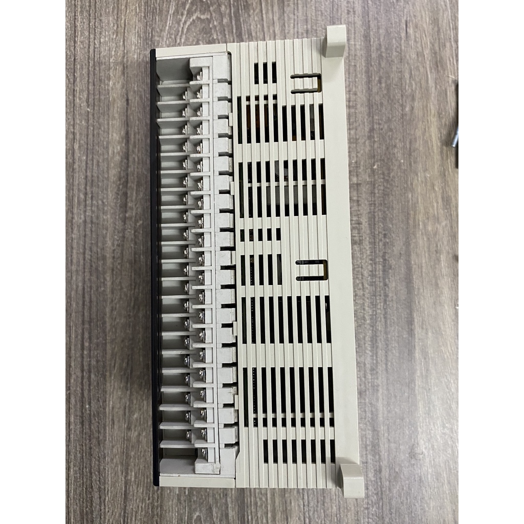 PLC  OMRON CPM2AE-60CDR-A  nguồn 220VAC ngõ ra RELAY  60 I/O tháo máy