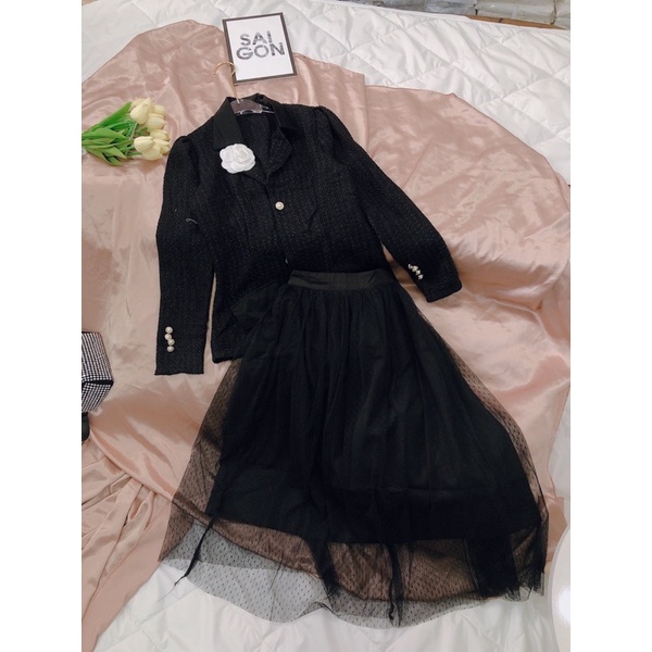 Set đầm thiết kế cao cấp gồm áo vest dạ đen kèm chân váy voan xoè