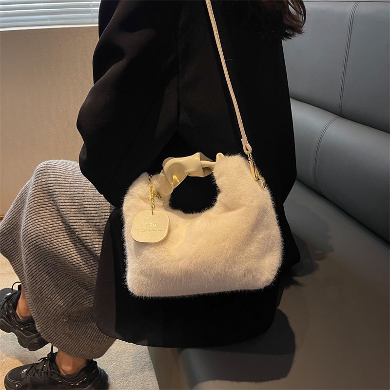 Túi Đeo Vai Phủ Lông Thời Trang Thu Đông Màu Sắc Tinh Tế Kích Thước 22 x 17 x 9 - Balo Đeo Vai Đẹp Cho Nữ