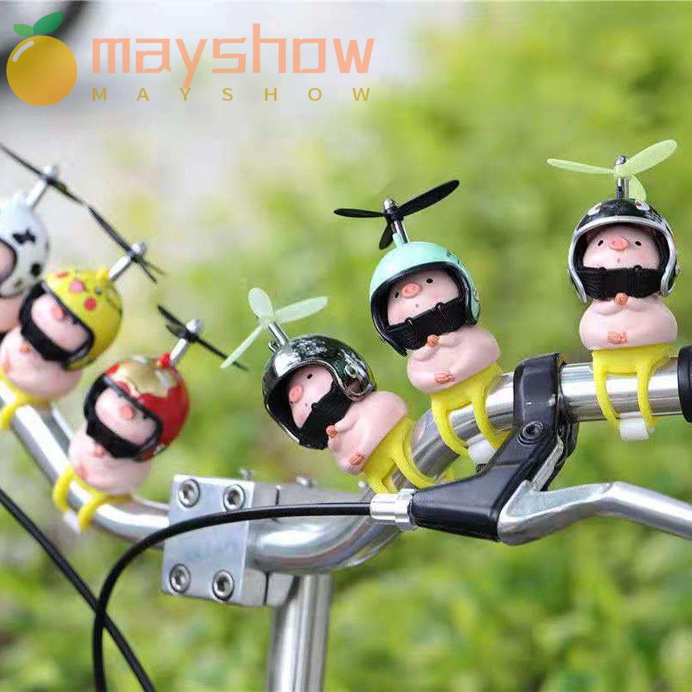 Phụ kiện chú heo nhỏ đội mũ bảo hiểm có chong chóng tre và dây đai cố định đáng yêu dành cho trang trí