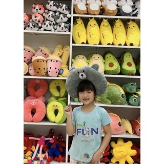 Gối cổ gấu xám. Nhìn mặt buồn buồn như vầy nên mới dễ buồn ngủ á. Chần chờ chi mà không dùng gối