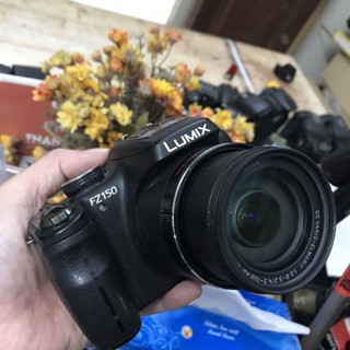Máy ảnh Panasonic Lumix FZ150 màn hình xoay lật