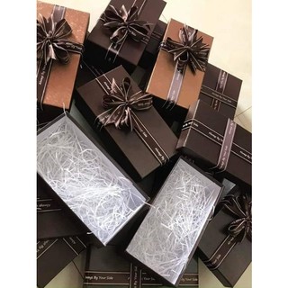 Hộp Đựng quà giấy cứng kèm rơm.