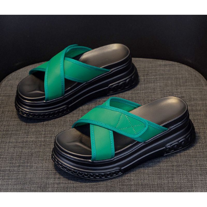 Dép đế xuồng bánh mì quai chéo