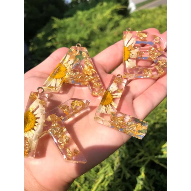 Móc khóa chữ cái resin gold hoa cúc