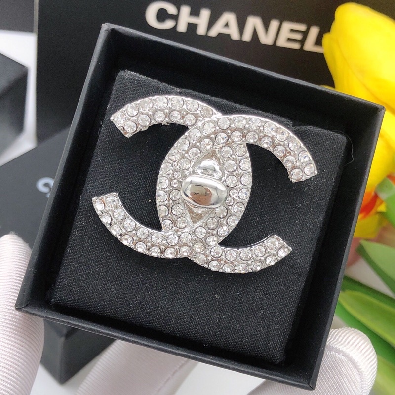 Trâm & Ghim cài áo chữ C đôi logo Channel CN khảm đá cao cấp