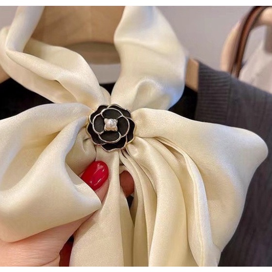Khuy cài nút áo, luồn khăn lụa quàng cổ trendy