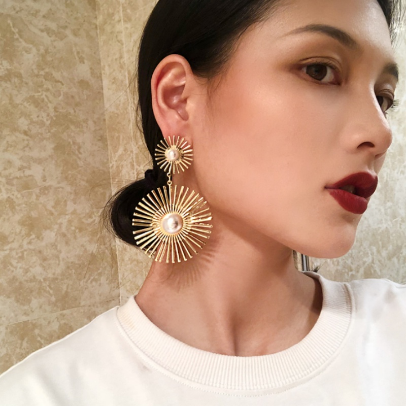 Khuyên Tai Kim Loại Hình Hoa Hướng Dương Đính Ngọc Trai Lớn Thời Trang Hàn Quốc Cho Nữ