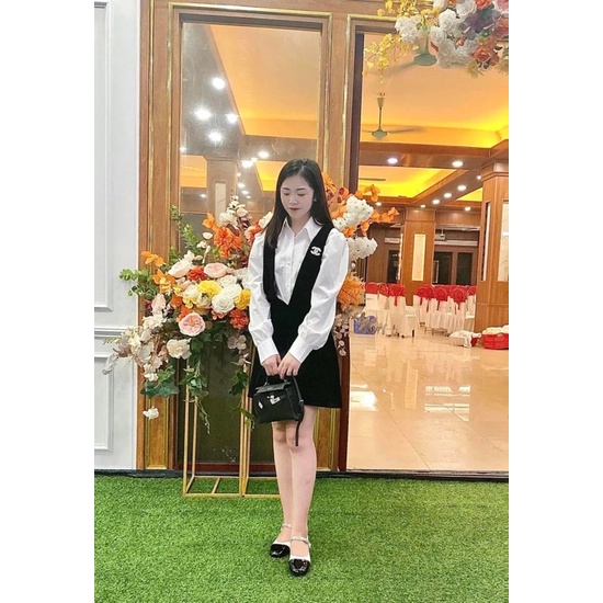 Set áo sơ mi tay bồng form rộng kèm váy yếm nhung Hàn Quốc tặng cài áo