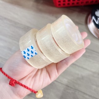 Cuộn băng keo trong văn phòng 25y
