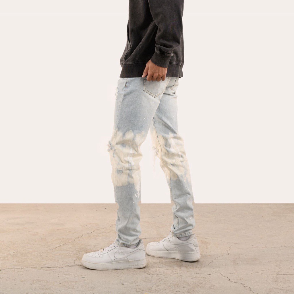 Quần jean nam  streetwear cao cấp màu xanh sáng rách gối vẫy sơn , form slimfit, chất jean co giãn thoải mái.