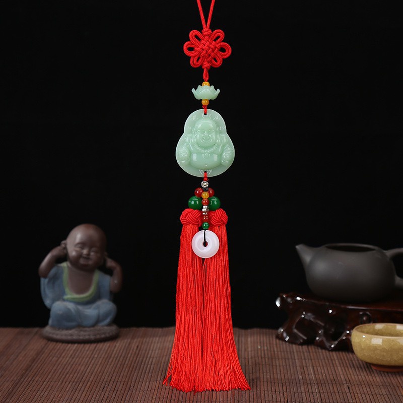 Khánh treo xe xanh ngọc dây đỏ. Khánh treo mang lại bình an, may mắn