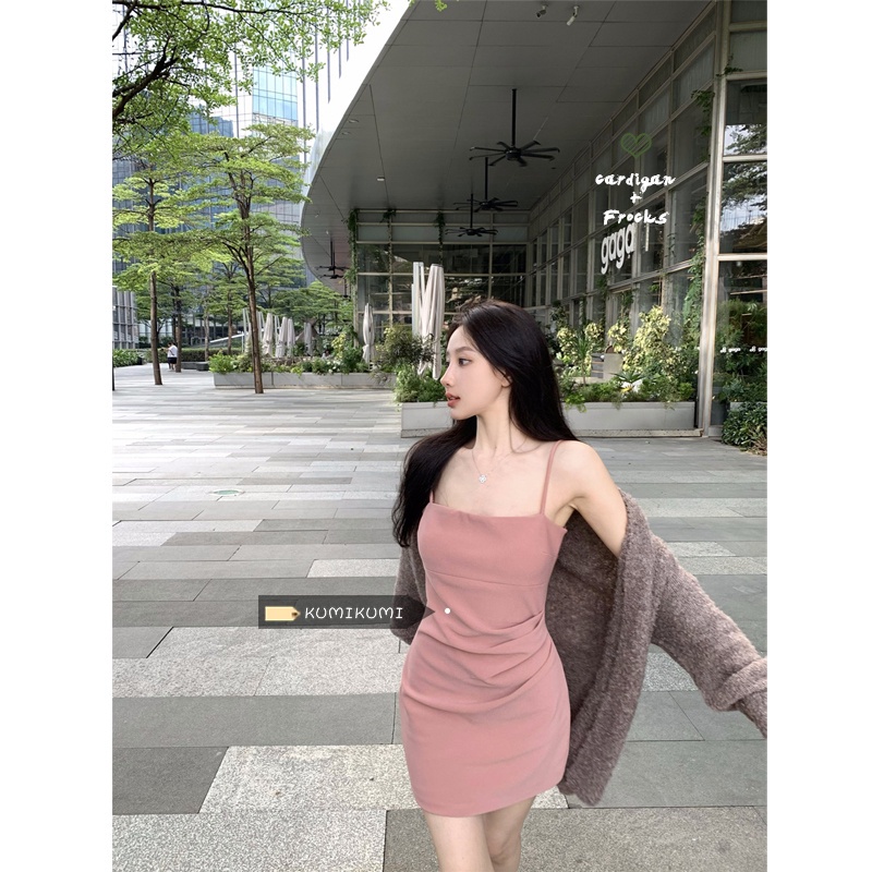 Set áo khoác len cardigan không khuy dáng dài+ Váy hai dây màu hồng sang trọng