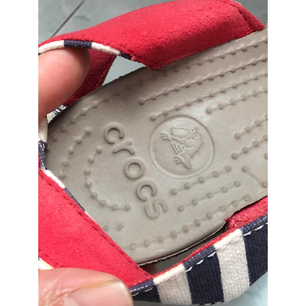 Đôi giày nữ hiệu Crocs chính hãng, đã qua sử dụng