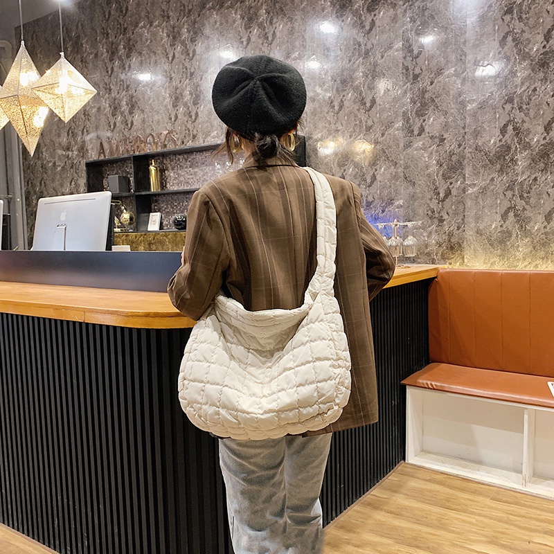 Có thể bán buôn Túi đeo vai dung tích lớn Phong cách  đơn giản nhẹ nhàng thiết kế xếp ly Messenger để sử dụng hàng ngày Đi du lịch mua sắm Ilikebag Hàng giao ngay