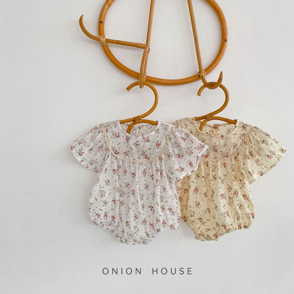 Bộ đồ liền thân trắng vàng hoa nhí tay cánh tiên viền ngực bé gái