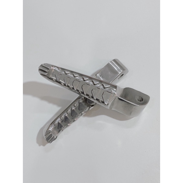 Gác chân sau nhôm mẫu cá xấu sáng bóng, bền bỉ lắp xe Honda Yamaha